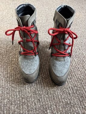 Sorel Women's Gray Wool & Leather Lace-Up Boots with Red Laces